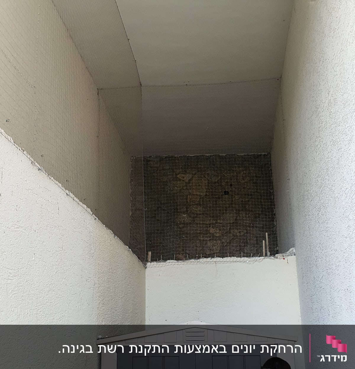 רשת מותקנת למניעת כניסת יונים בחלל גבוה
